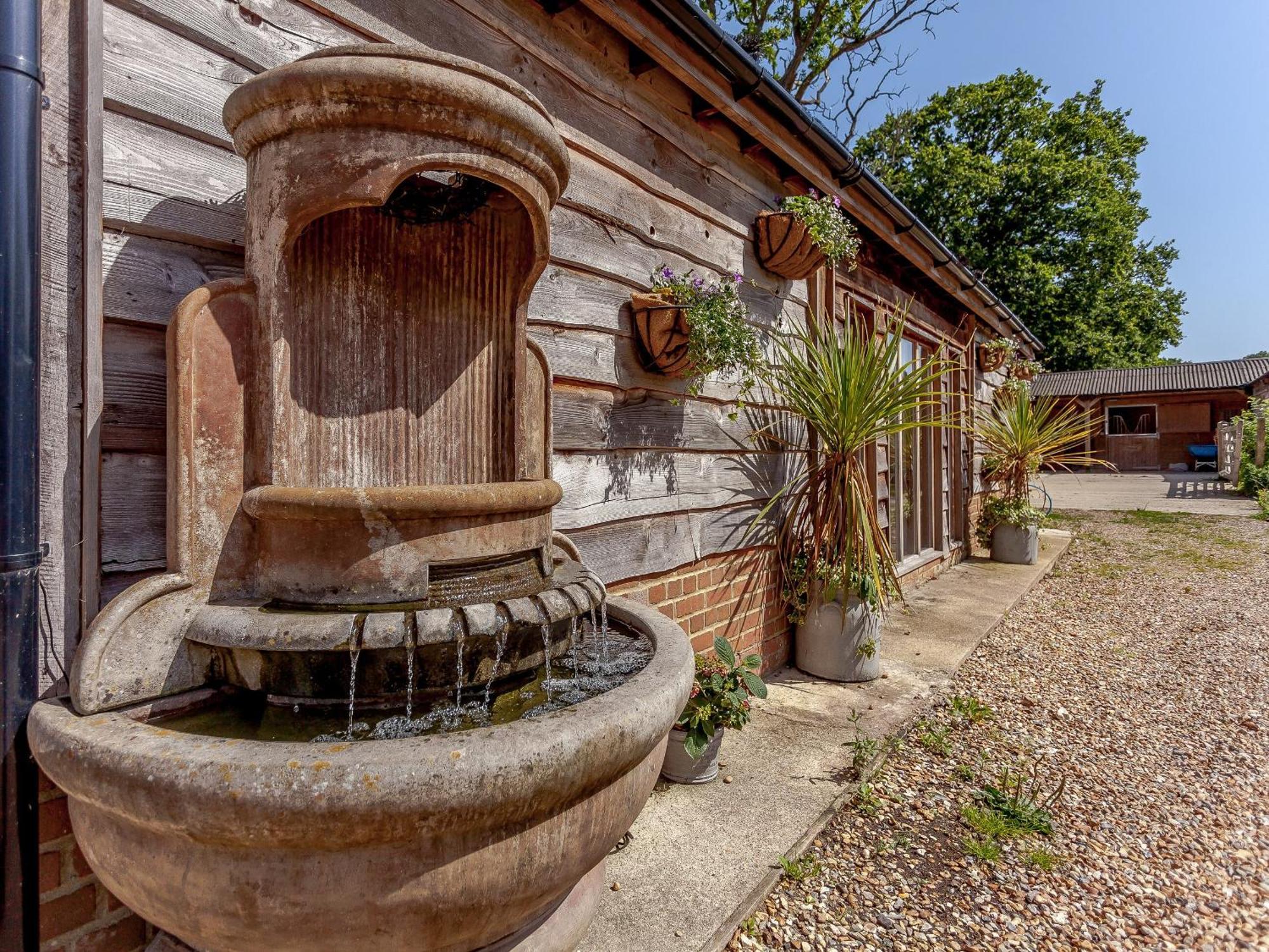 The Barn Villa Coldwaltham Buitenkant foto